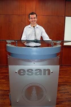 Profesor ESIC en podio