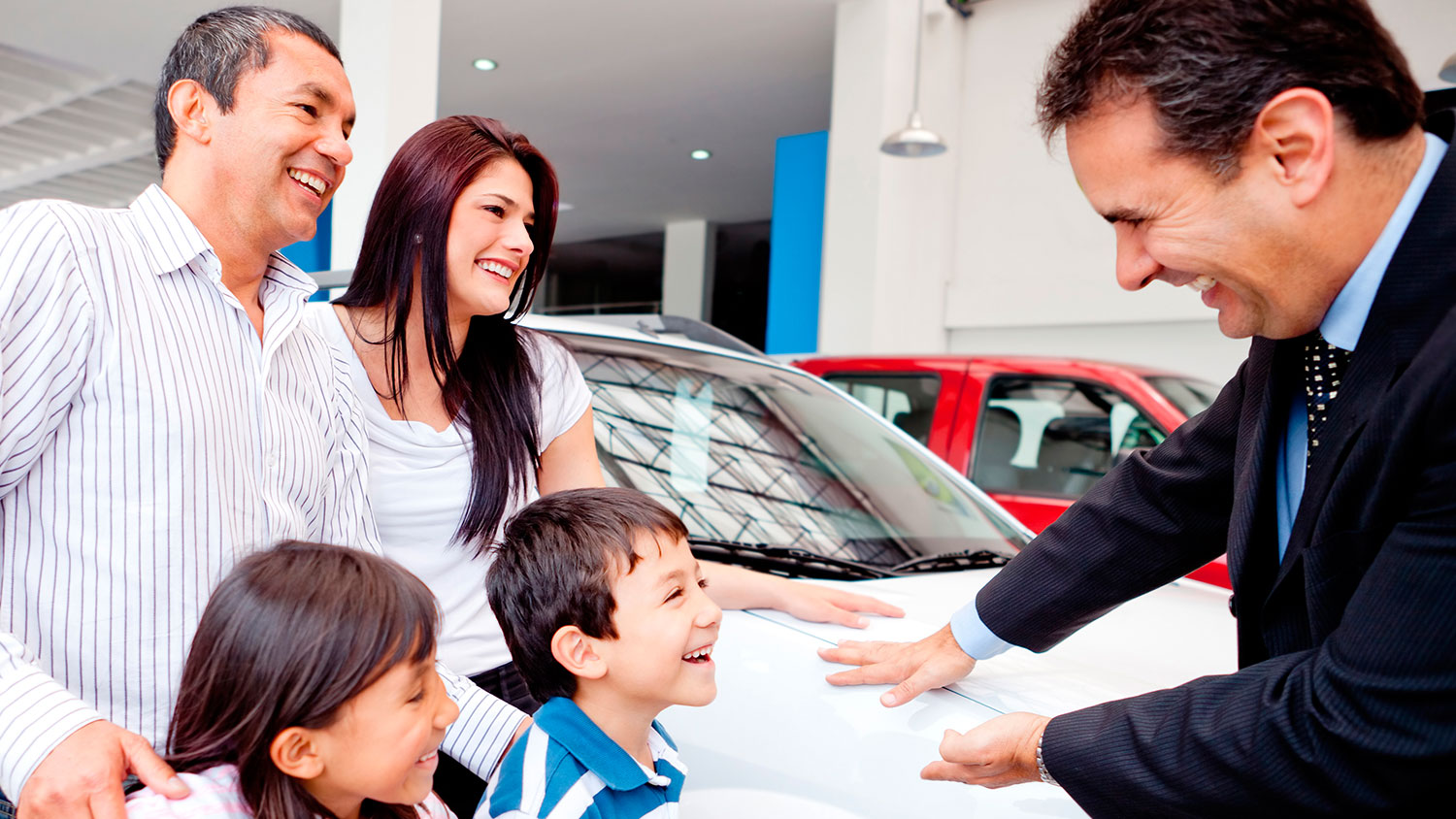 лучший семейный автомобиль для путешествий. семейная автомойка. человек едет в машине. My family car. My family car.