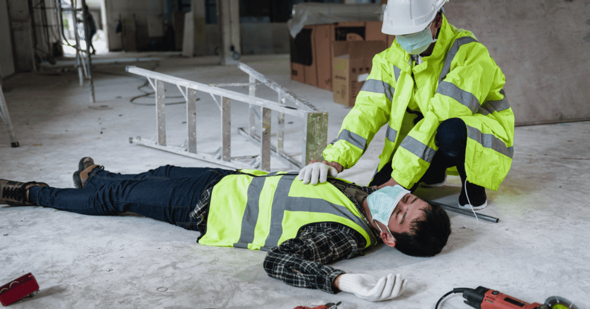 Urgencias ayuda a los trabajadores de emergencia que ayudan a un