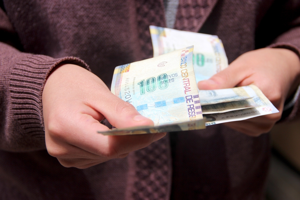 dinero manos ingresos 27 11 2023