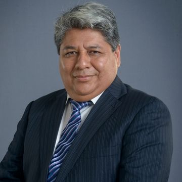 imagen de docente ricardo salinas