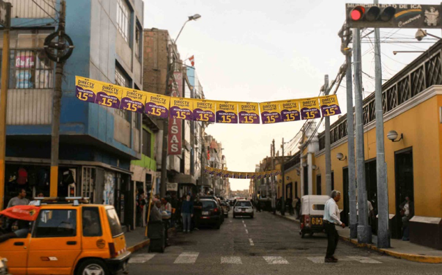 Imagen de una calle de Trujillo con publicidad de DirecTV.
